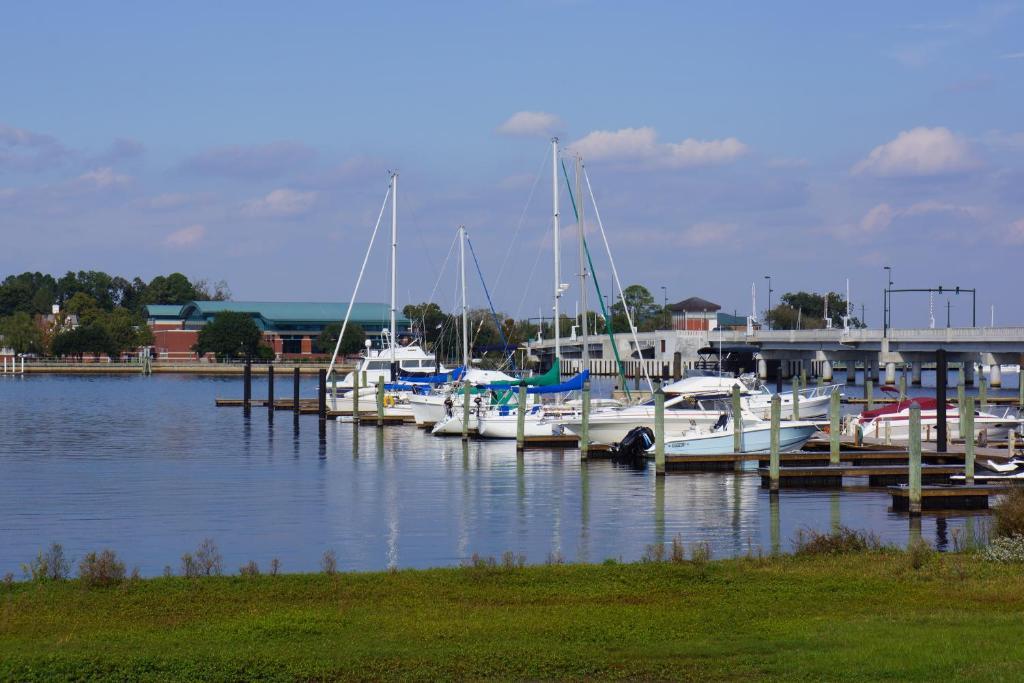 Bridgepointe Hotel & Marina New Bern Exterior photo